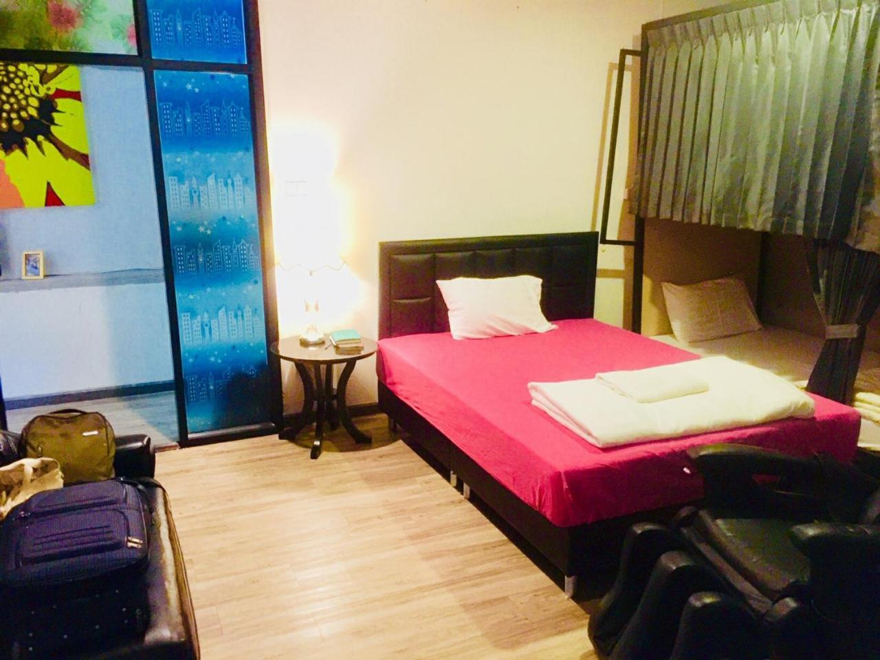 First 1 Boutique Hostel At Sukhumvit 1 Бангкок Экстерьер фото
